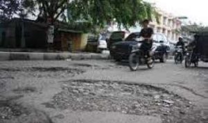 ada-5-lobang-besar-jalan-garuda-sakti-pekanbaru-rawan-kecelakaan