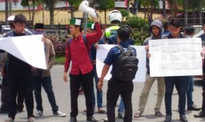 massa-yang-mengatasnamakan-aliansi-peduli-suku-sakai-apss_20170308_121659