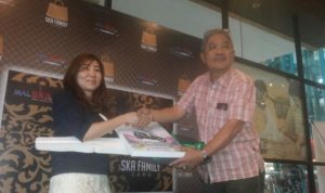 penyerahan-hadiah-shop-and-win-mal-ska_20170302_210658