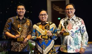 Penghargaan Awward TOP CSR 2026 yang di terima oleh Fitra Adriza (kanan), Rahmat Wijaya (tengah), Agam Munawar (kiri). Penghargaan Awward TOP CSR 2026 yang di terima oleh Fitra Adriza (kanan), Rahmat Wijaya (tengah), Agam Munawar (kiri).